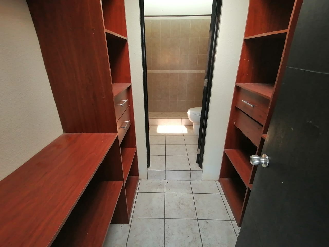 Venta de Casa o Casas, Terrenos, Propiedades, Apartamentos, Inmuebles en Guatemala, zona 11, zona 7, zona 2, zona 18, zona 16, Mixco, Carretera Al Salvador, Fraijanes, Santa Catarina Pinula, Antigua Guatemala, Villa Nueva, Villa Canales, San Miguel Petapa - Venta o Alquiler de Casas En Guatemala