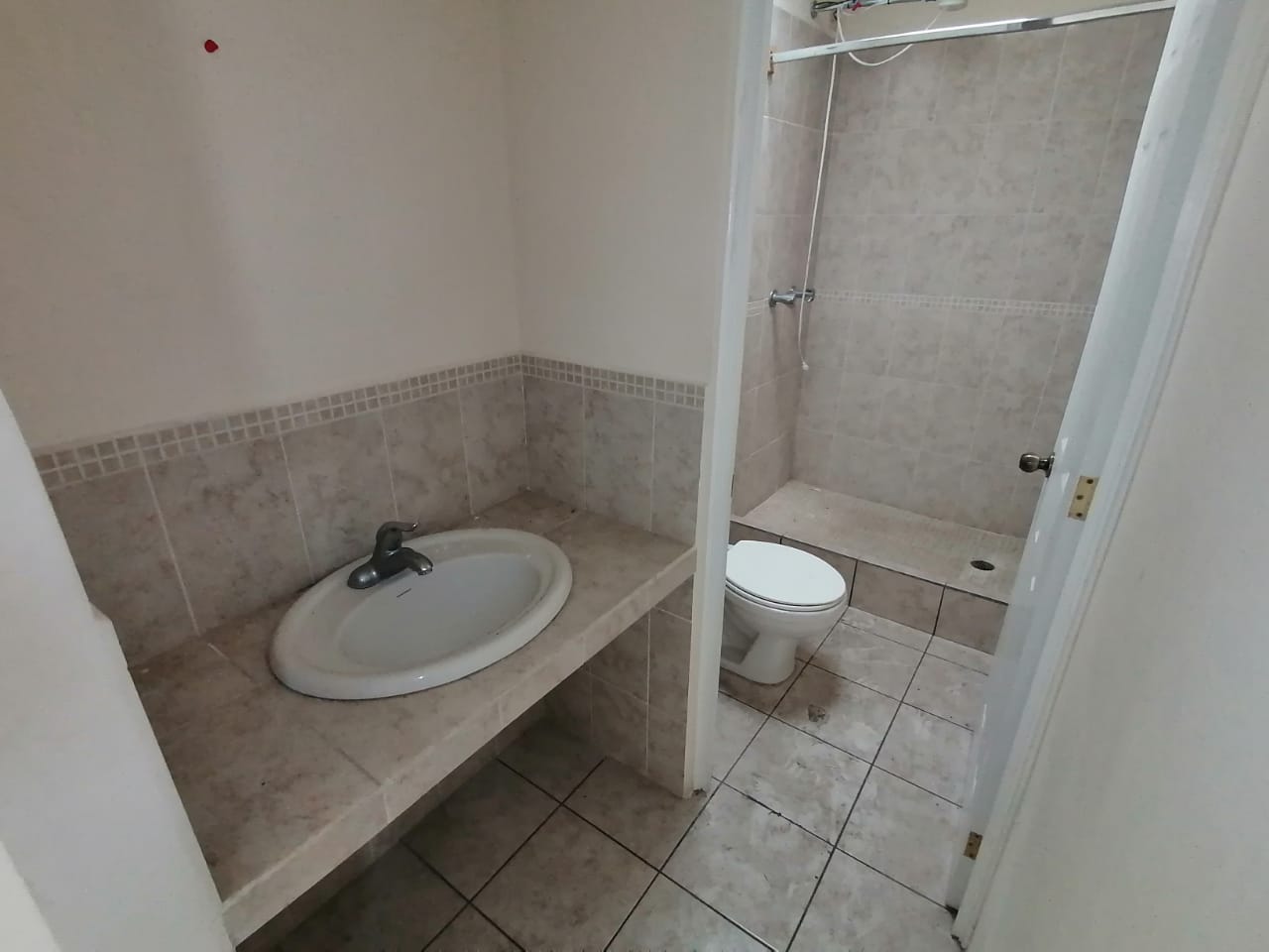 Venta de Casa o Casas, Terrenos, Propiedades, Apartamentos, Inmuebles en Guatemala, zona 11, zona 7, zona 2, zona 18, zona 16, Mixco, Carretera Al Salvador, Fraijanes, Santa Catarina Pinula, Antigua Guatemala, Villa Nueva, Villa Canales, San Miguel Petapa - Venta o Alquiler de Casas En Guatemala