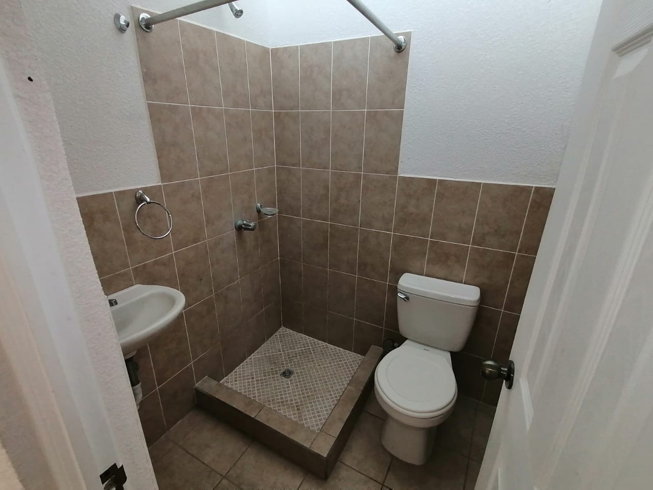 Venta de Casa o Casas, Terrenos, Propiedades, Apartamentos, Inmuebles en Guatemala, zona 11, zona 7, zona 2, zona 18, zona 16, Mixco, Carretera Al Salvador, Fraijanes, Santa Catarina Pinula, Antigua Guatemala, Villa Nueva, Villa Canales, San Miguel Petapa - Venta o Alquiler de Casas En Guatemala