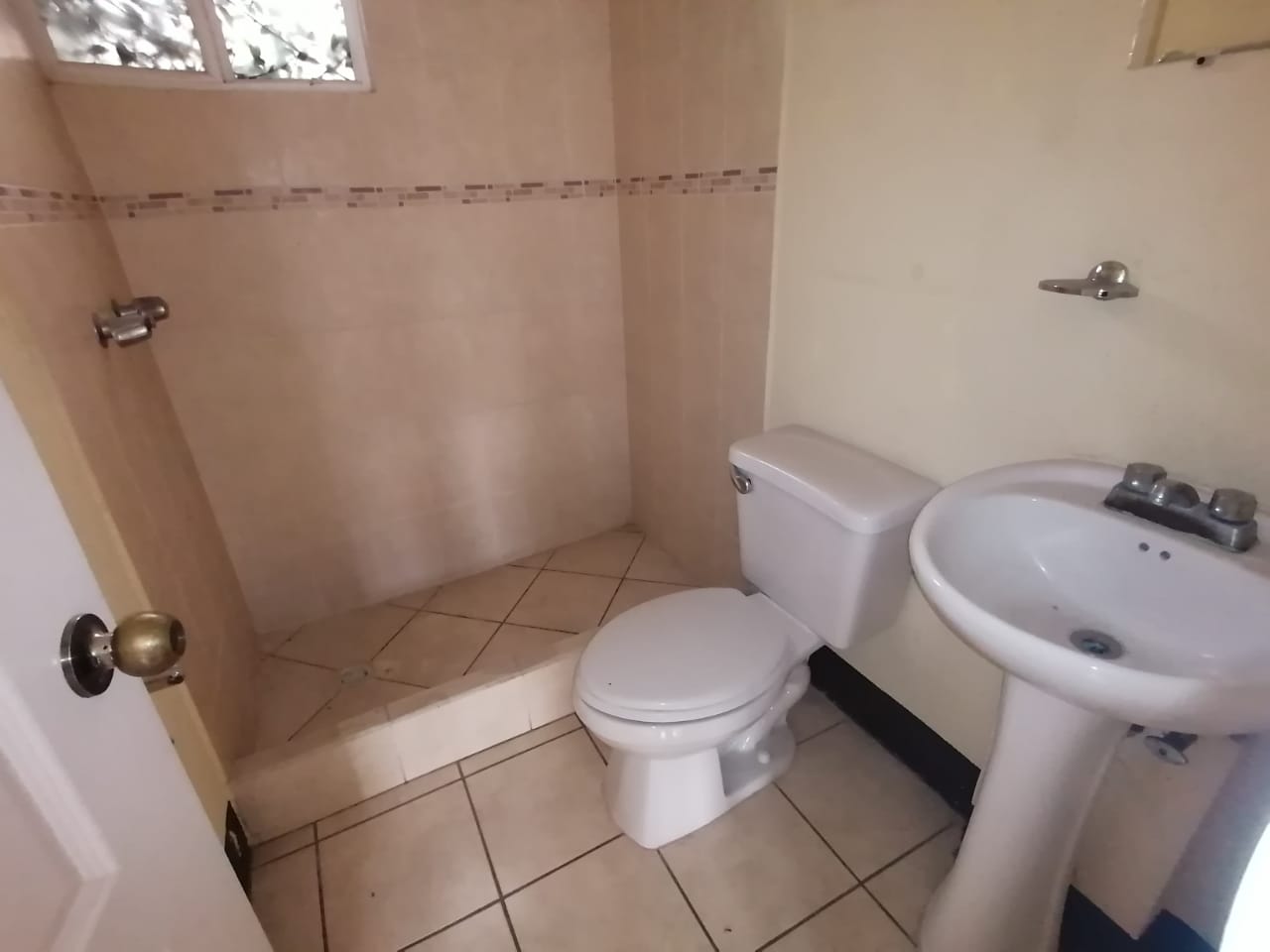 Venta de Casa o Casas, Terrenos, Propiedades, Apartamentos, Inmuebles en Guatemala, zona 11, zona 7, zona 2, zona 18, zona 16, Mixco, Carretera Al Salvador, Fraijanes, Santa Catarina Pinula, Antigua Guatemala, Villa Nueva, Villa Canales, San Miguel Petapa - Venta o Alquiler de Casas En Guatemala