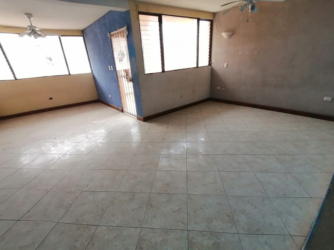 Venta de Casa o Casas, Terrenos, Propiedades, Apartamentos, Inmuebles en Guatemala, zona 11, zona 7, zona 2, zona 18, zona 16, Mixco, Carretera Al Salvador, Fraijanes, Santa Catarina Pinula, Antigua Guatemala, Villa Nueva, Villa Canales, San Miguel Petapa - Venta o Alquiler de Casas En Guatemala