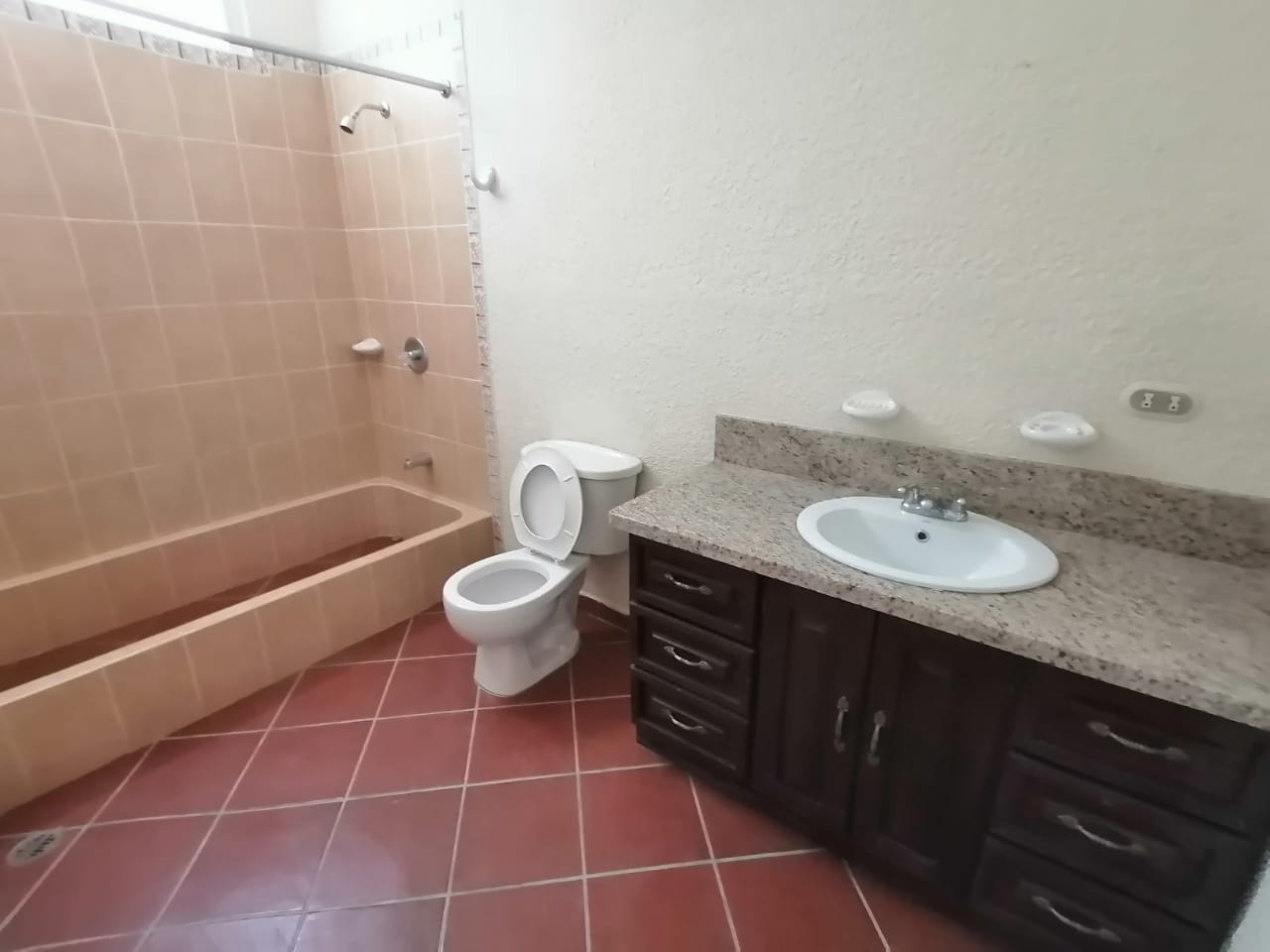 Venta de Casa o Casas, Terrenos, Propiedades, Apartamentos, Inmuebles en Guatemala, zona 11, zona 7, zona 2, zona 18, zona 16, Mixco, Carretera Al Salvador, Fraijanes, Santa Catarina Pinula, Antigua Guatemala, Villa Nueva, Villa Canales, San Miguel Petapa - Venta o Alquiler de Casas En Guatemala