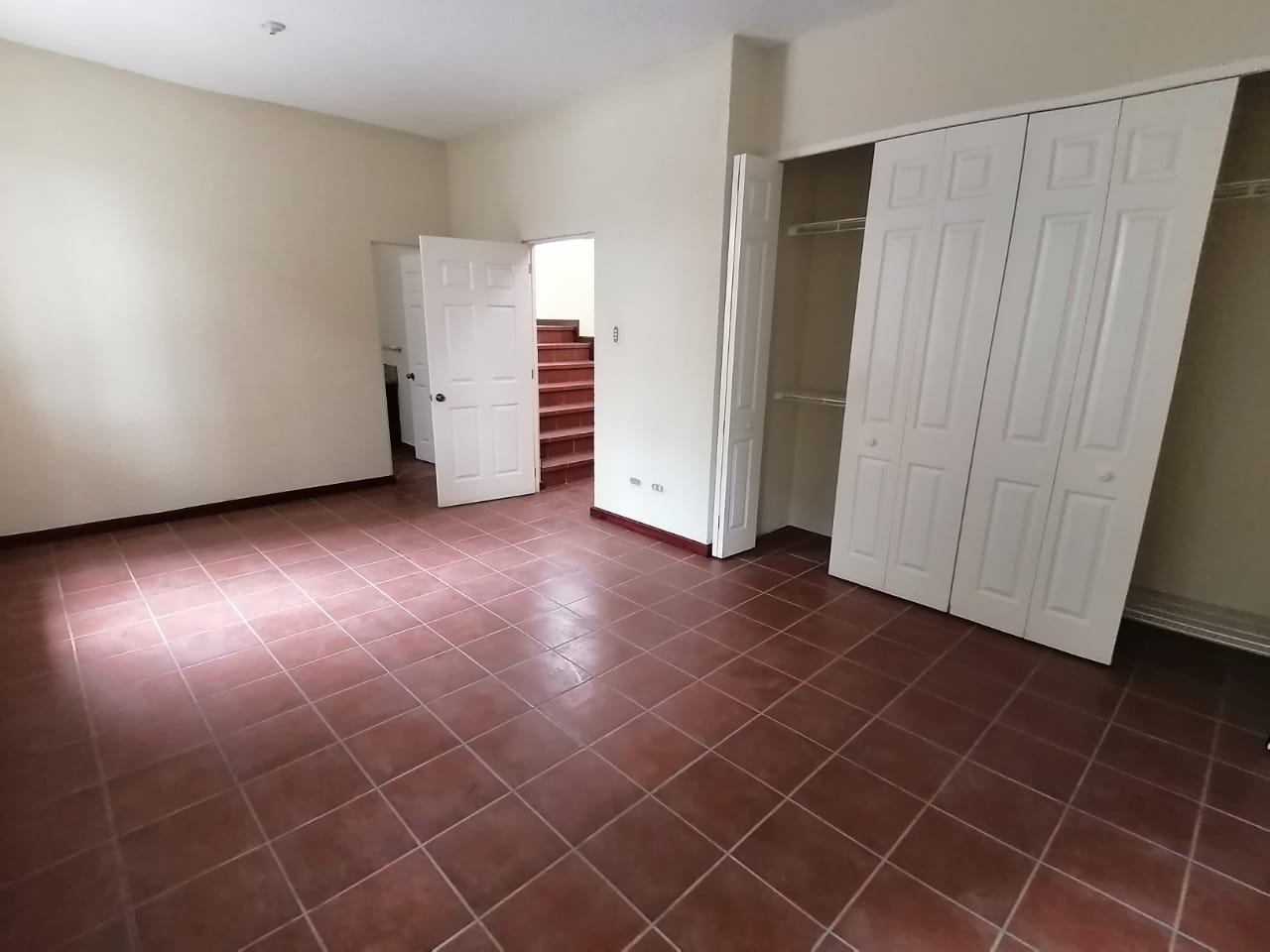 Venta de Casa o Casas, Terrenos, Propiedades, Apartamentos, Inmuebles en Guatemala, zona 11, zona 7, zona 2, zona 18, zona 16, Mixco, Carretera Al Salvador, Fraijanes, Santa Catarina Pinula, Antigua Guatemala, Villa Nueva, Villa Canales, San Miguel Petapa - Venta o Alquiler de Casas En Guatemala