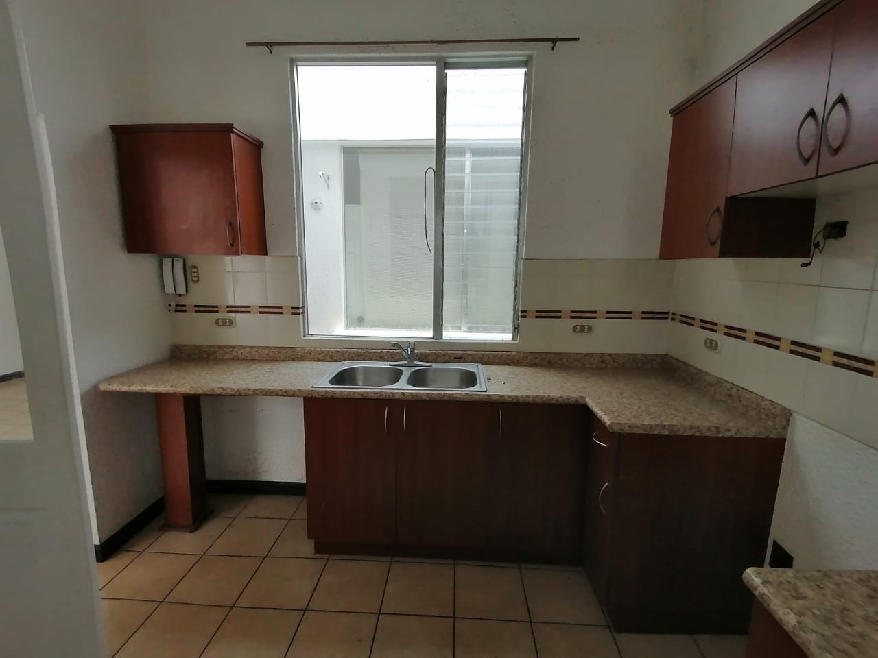 Venta de Casa o Casas, Terrenos, Propiedades, Apartamentos, Inmuebles en Guatemala, zona 11, zona 7, zona 2, zona 18, zona 16, Mixco, Carretera Al Salvador, Fraijanes, Santa Catarina Pinula, Antigua Guatemala, Villa Nueva, Villa Canales, San Miguel Petapa - Venta o Alquiler de Casas En Guatemala