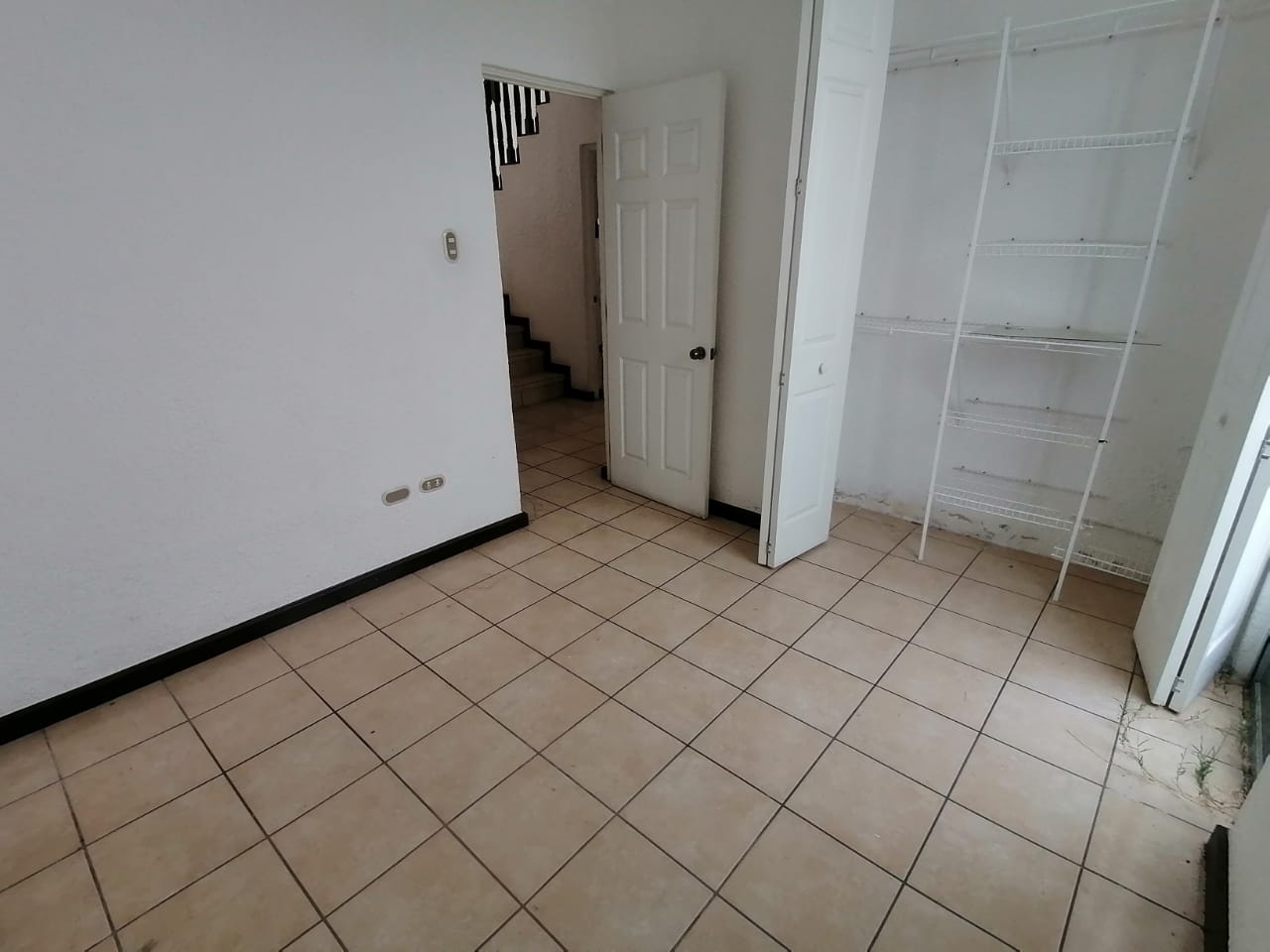 Venta de Casa o Casas, Terrenos, Propiedades, Apartamentos, Inmuebles en Guatemala, zona 11, zona 7, zona 2, zona 18, zona 16, Mixco, Carretera Al Salvador, Fraijanes, Santa Catarina Pinula, Antigua Guatemala, Villa Nueva, Villa Canales, San Miguel Petapa - Venta o Alquiler de Casas En Guatemala