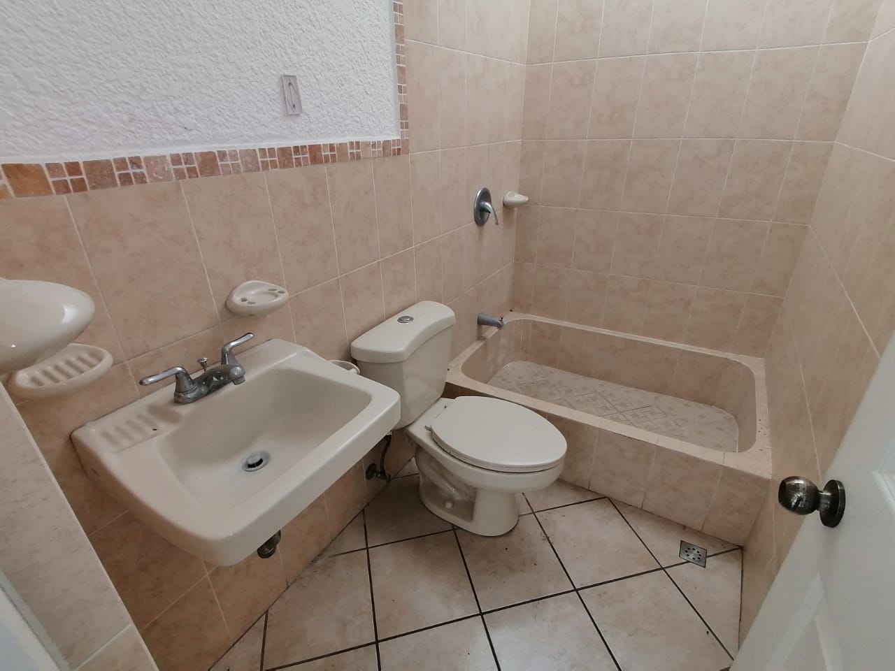 Venta de Casa o Casas, Terrenos, Propiedades, Apartamentos, Inmuebles en Guatemala, zona 11, zona 7, zona 2, zona 18, zona 16, Mixco, Carretera Al Salvador, Fraijanes, Santa Catarina Pinula, Antigua Guatemala, Villa Nueva, Villa Canales, San Miguel Petapa - Venta o Alquiler de Casas En Guatemala