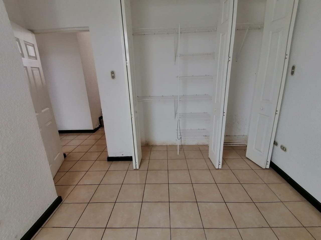 Venta de Casa o Casas, Terrenos, Propiedades, Apartamentos, Inmuebles en Guatemala, zona 11, zona 7, zona 2, zona 18, zona 16, Mixco, Carretera Al Salvador, Fraijanes, Santa Catarina Pinula, Antigua Guatemala, Villa Nueva, Villa Canales, San Miguel Petapa - Venta o Alquiler de Casas En Guatemala