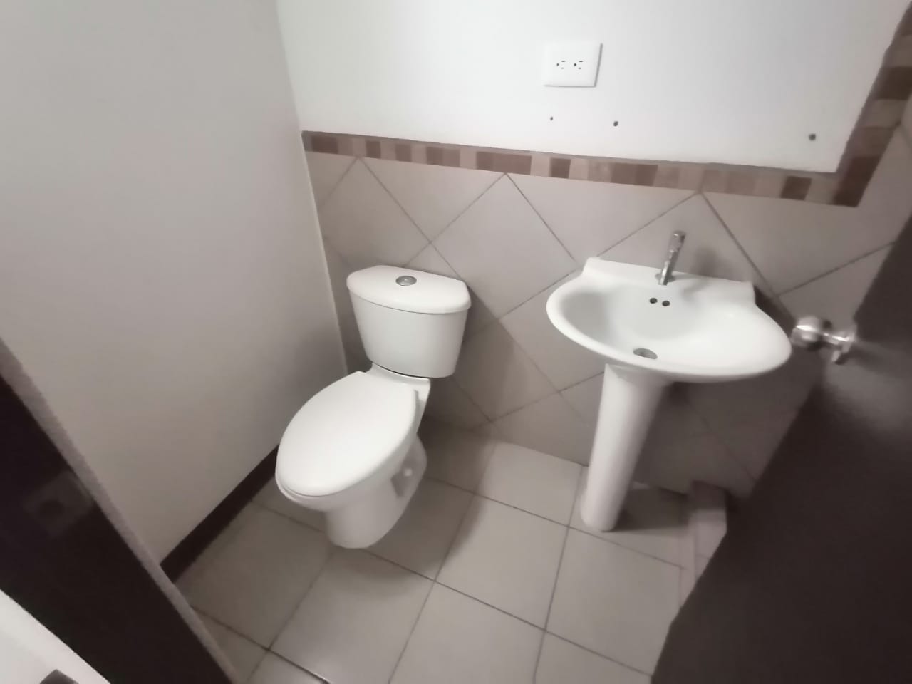 Venta de Casa o Casas, Terrenos, Propiedades, Apartamentos, Inmuebles en Guatemala, zona 11, zona 7, zona 2, zona 18, zona 16, Mixco, Carretera Al Salvador, Fraijanes, Santa Catarina Pinula, Antigua Guatemala, Villa Nueva, Villa Canales, San Miguel Petapa - Venta o Alquiler de Casas En Guatemala