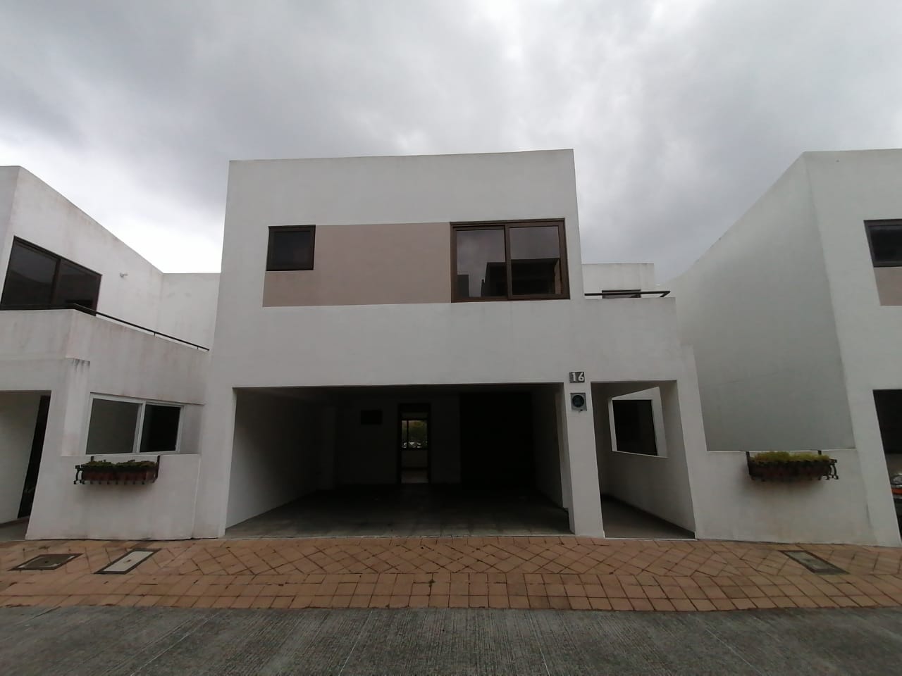 Venta de Casa o Casas, Terrenos, Propiedades, Apartamentos, Inmuebles en Guatemala, zona 11, zona 7, zona 2, zona 18, zona 16, Mixco, Carretera Al Salvador, Fraijanes, Santa Catarina Pinula, Antigua Guatemala, Villa Nueva, Villa Canales, San Miguel Petapa - Venta o Alquiler de Casas En Guatemala