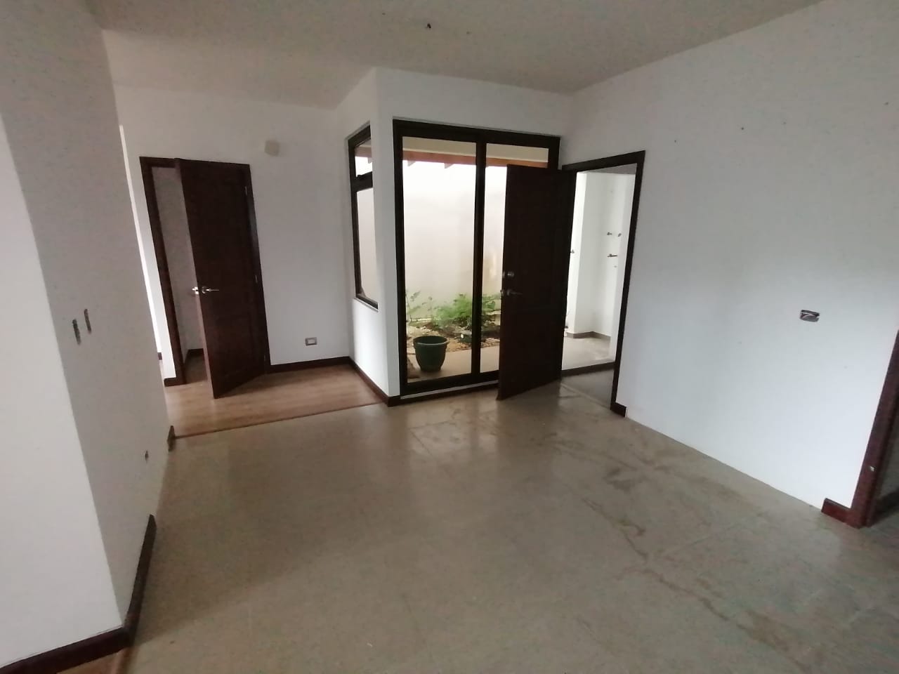 Venta de Casa o Casas, Terrenos, Propiedades, Apartamentos, Inmuebles en Guatemala, zona 11, zona 7, zona 2, zona 18, zona 16, Mixco, Carretera Al Salvador, Fraijanes, Santa Catarina Pinula, Antigua Guatemala, Villa Nueva, Villa Canales, San Miguel Petapa - Venta o Alquiler de Casas En Guatemala