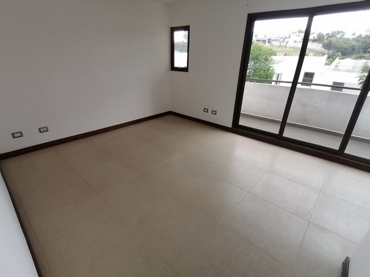 Venta de Casa o Casas, Terrenos, Propiedades, Apartamentos, Inmuebles en Guatemala, zona 11, zona 7, zona 2, zona 18, zona 16, Mixco, Carretera Al Salvador, Fraijanes, Santa Catarina Pinula, Antigua Guatemala, Villa Nueva, Villa Canales, San Miguel Petapa - Venta o Alquiler de Casas En Guatemala