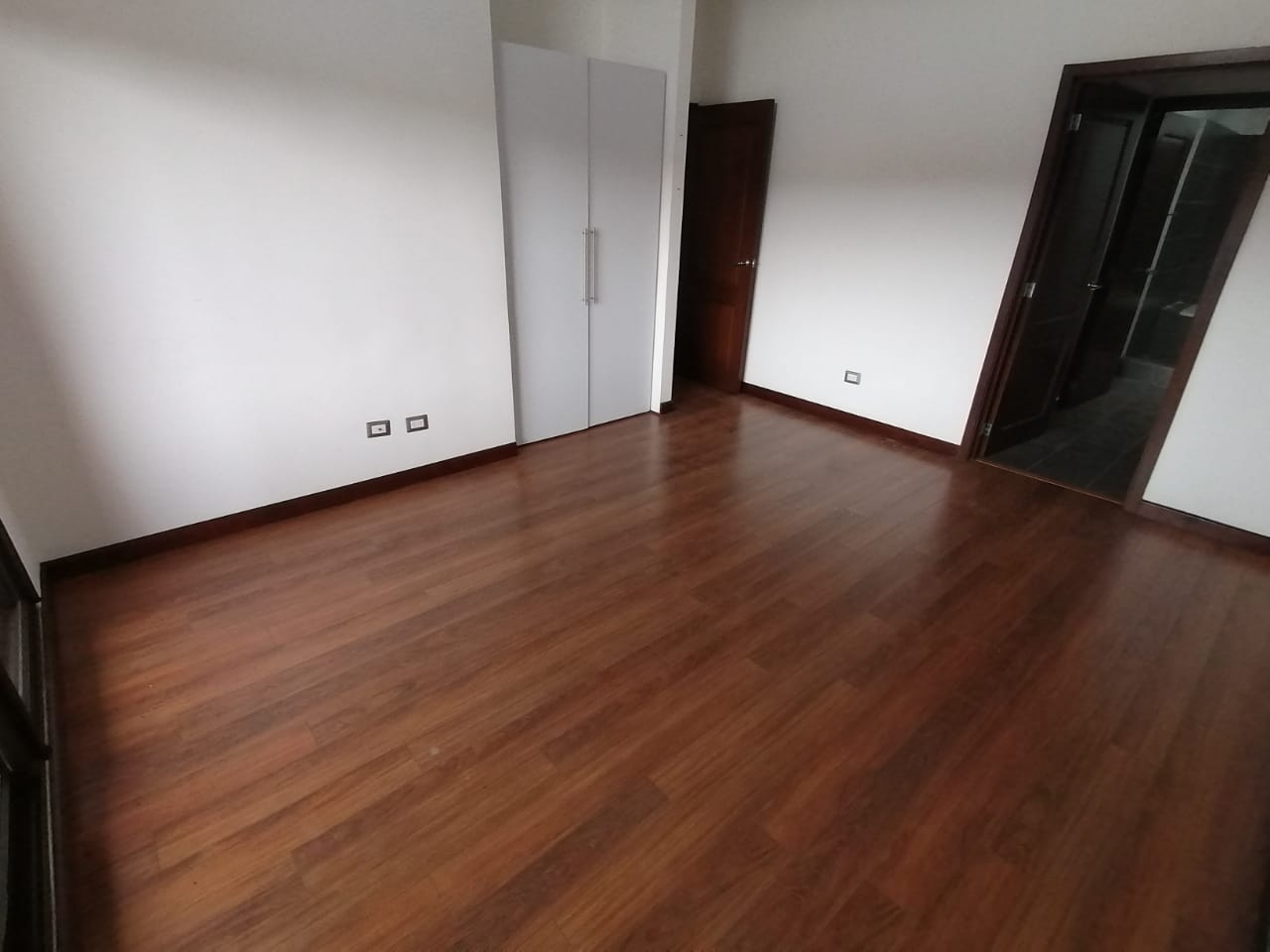 Venta de Casa o Casas, Terrenos, Propiedades, Apartamentos, Inmuebles en Guatemala, zona 11, zona 7, zona 2, zona 18, zona 16, Mixco, Carretera Al Salvador, Fraijanes, Santa Catarina Pinula, Antigua Guatemala, Villa Nueva, Villa Canales, San Miguel Petapa - Venta o Alquiler de Casas En Guatemala