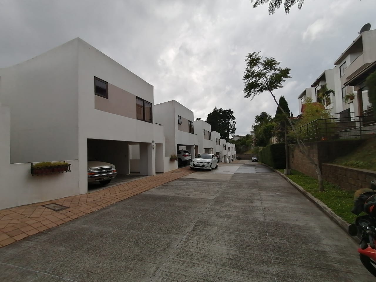 Venta de Casa o Casas, Terrenos, Propiedades, Apartamentos, Inmuebles en Guatemala, zona 11, zona 7, zona 2, zona 18, zona 16, Mixco, Carretera Al Salvador, Fraijanes, Santa Catarina Pinula, Antigua Guatemala, Villa Nueva, Villa Canales, San Miguel Petapa - Venta o Alquiler de Casas En Guatemala