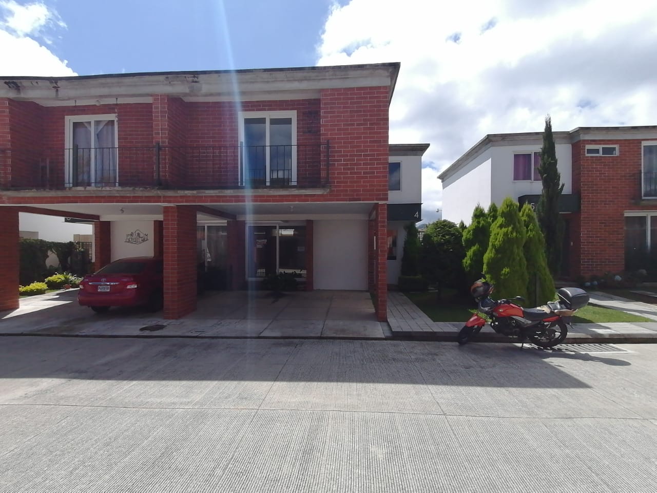 Venta de Casa o Casas, Terrenos, Propiedades, Apartamentos, Inmuebles en Guatemala, zona 11, zona 7, zona 2, zona 18, zona 16, Mixco, Carretera Al Salvador, Fraijanes, Santa Catarina Pinula, Antigua Guatemala, Villa Nueva, Villa Canales, San Miguel Petapa - Venta o Alquiler de Casas En Guatemala