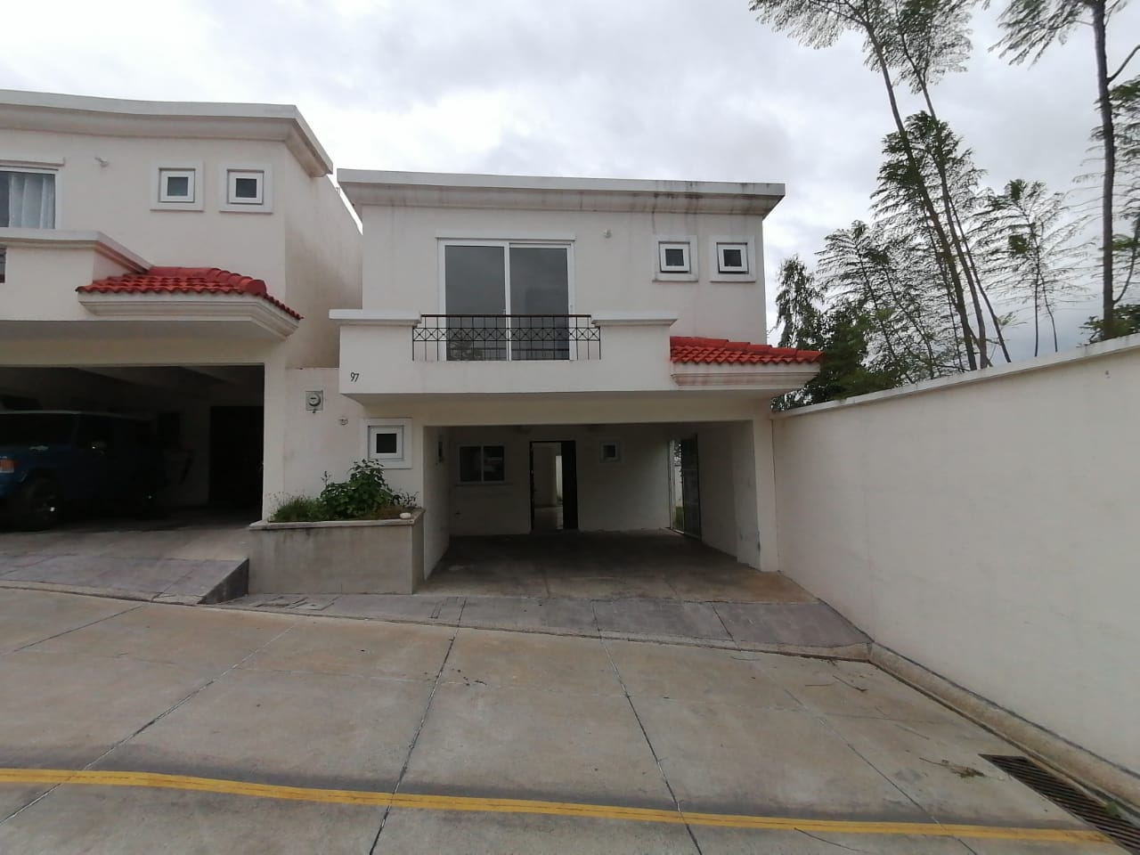 Venta de Casa o Casas, Terrenos, Propiedades, Apartamentos, Inmuebles en Guatemala, zona 11, zona 7, zona 2, zona 18, zona 16, Mixco, Carretera Al Salvador, Fraijanes, Santa Catarina Pinula, Antigua Guatemala, Villa Nueva, Villa Canales, San Miguel Petapa - Venta o Alquiler de Casas En Guatemala