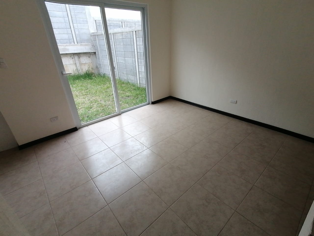 Venta de Casa o Casas, Terrenos, Propiedades, Apartamentos, Inmuebles en Guatemala, zona 11, zona 7, zona 2, zona 18, zona 16, Mixco, Carretera Al Salvador, Fraijanes, Santa Catarina Pinula, Antigua Guatemala, Villa Nueva, Villa Canales, San Miguel Petapa - Venta o Alquiler de Casas En Guatemala