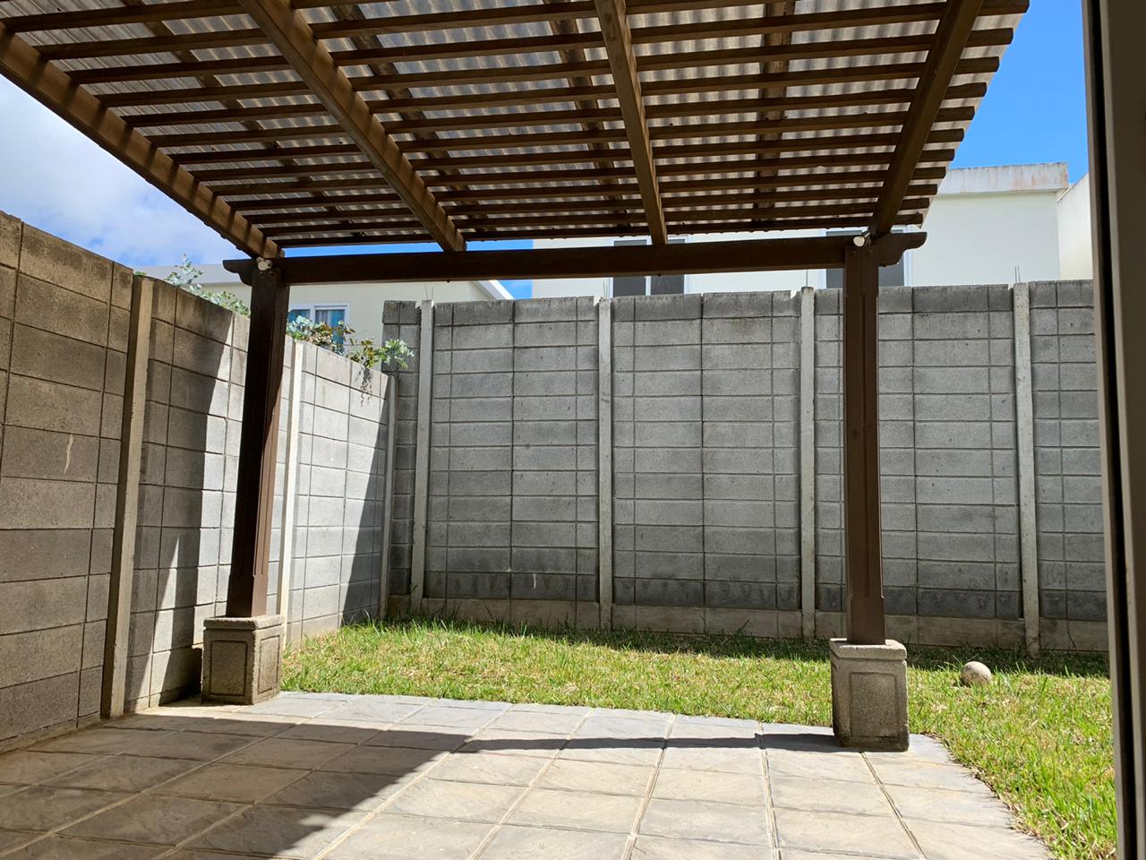 Venta de Casa o Casas, Terrenos, Propiedades, Apartamentos, Inmuebles en Guatemala, zona 11, zona 7, zona 2, zona 18, zona 16, Mixco, Carretera Al Salvador, Fraijanes, Santa Catarina Pinula, Antigua Guatemala, Villa Nueva, Villa Canales, San Miguel Petapa - Venta o Alquiler de Casas En Guatemala