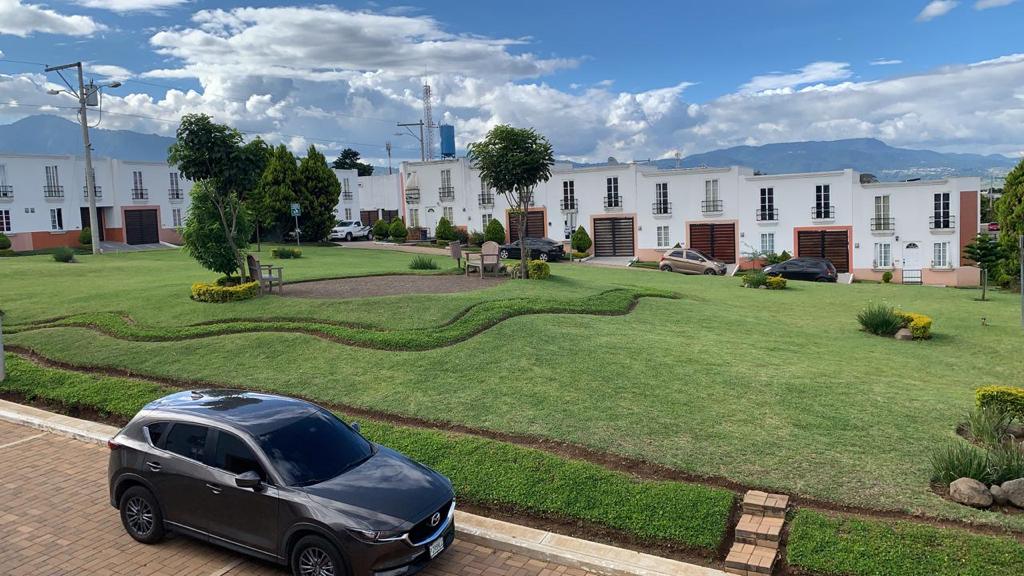 Venta de Casa o Casas, Terrenos, Propiedades, Apartamentos, Inmuebles en Guatemala, zona 11, zona 7, zona 2, zona 18, zona 16, Mixco, Carretera Al Salvador, Fraijanes, Santa Catarina Pinula, Antigua Guatemala, Villa Nueva, Villa Canales, San Miguel Petapa - Venta o Alquiler de Casas En Guatemala