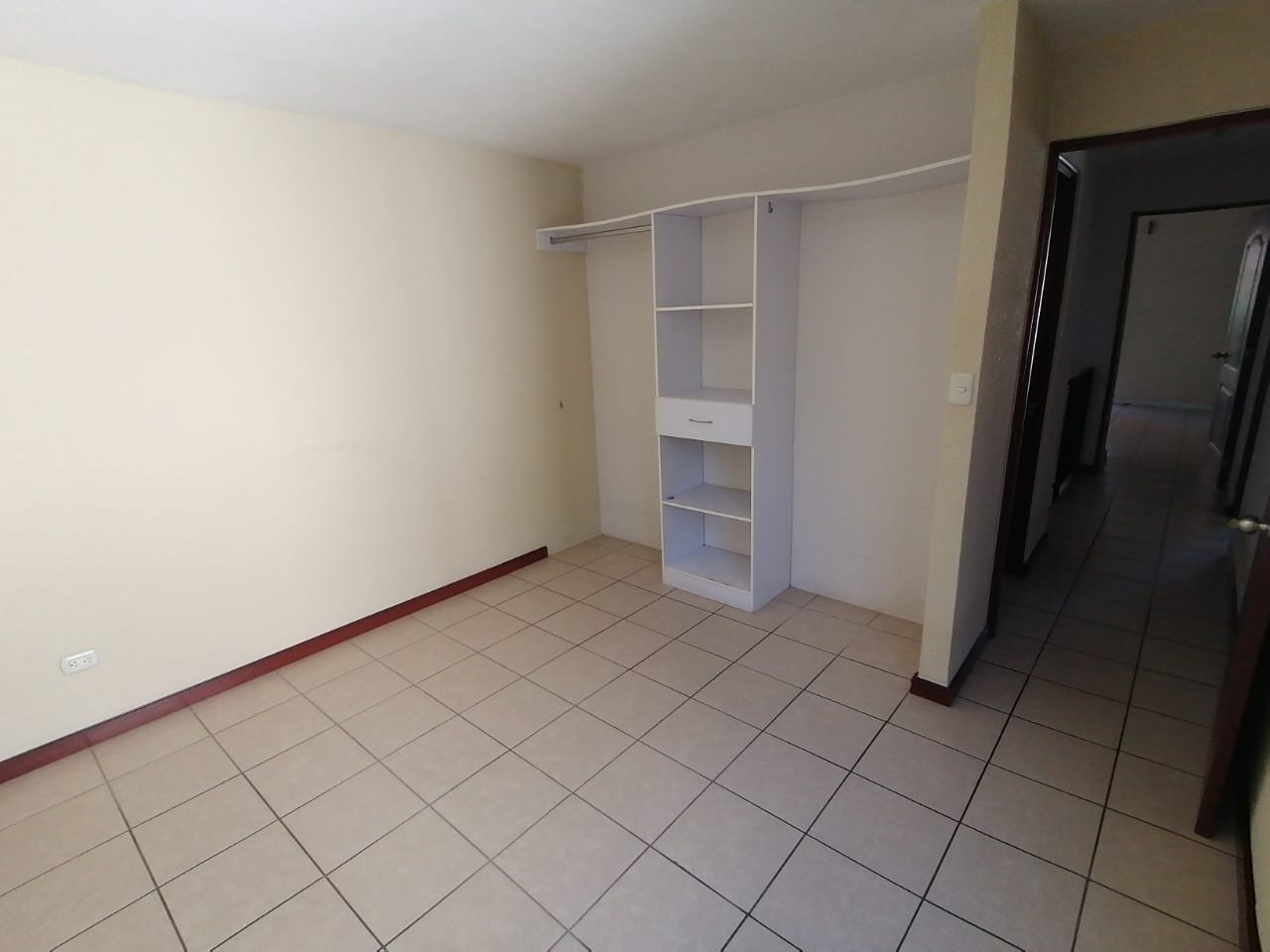 Venta de Casa o Casas, Terrenos, Propiedades, Apartamentos, Inmuebles en Guatemala, zona 11, zona 7, zona 2, zona 18, zona 16, Mixco, Carretera Al Salvador, Fraijanes, Santa Catarina Pinula, Antigua Guatemala, Villa Nueva, Villa Canales, San Miguel Petapa - Venta o Alquiler de Casas En Guatemala