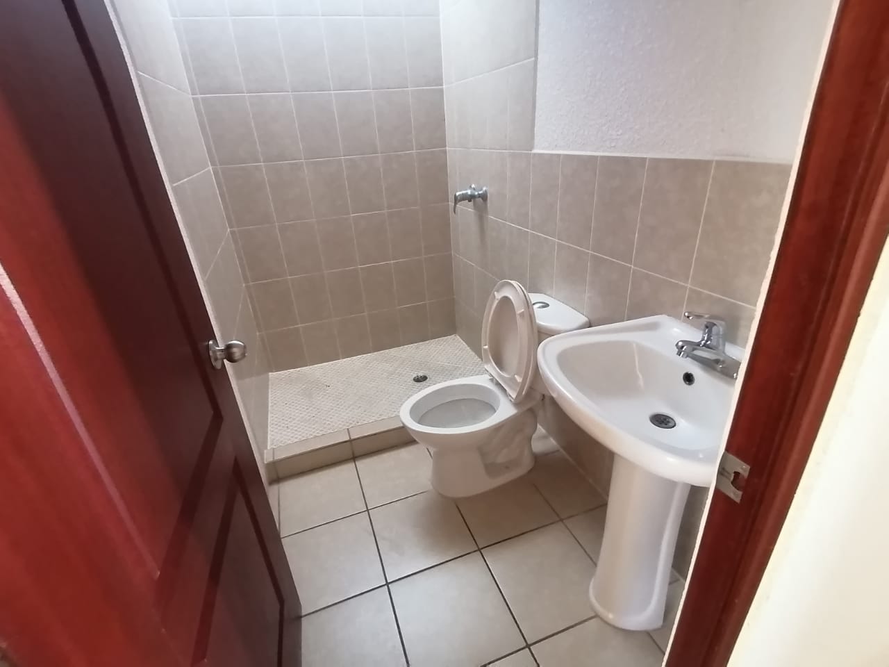 Venta de Casa o Casas, Terrenos, Propiedades, Apartamentos, Inmuebles en Guatemala, zona 11, zona 7, zona 2, zona 18, zona 16, Mixco, Carretera Al Salvador, Fraijanes, Santa Catarina Pinula, Antigua Guatemala, Villa Nueva, Villa Canales, San Miguel Petapa - Venta o Alquiler de Casas En Guatemala