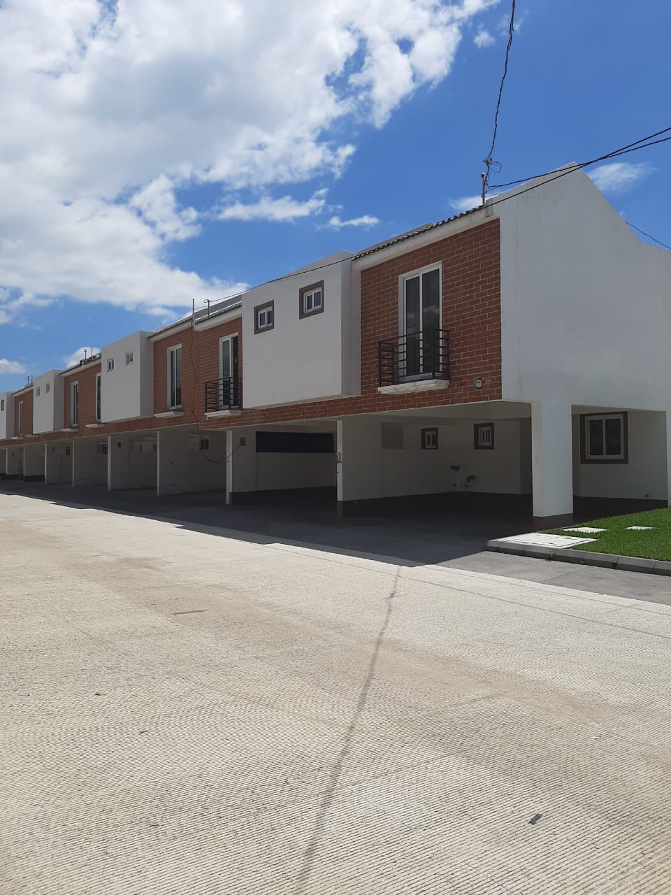 Venta de Casa o Casas, Terrenos, Propiedades, Apartamentos, Inmuebles en Guatemala, zona 11, zona 7, zona 2, zona 18, zona 16, Mixco, Carretera Al Salvador, Fraijanes, Santa Catarina Pinula, Antigua Guatemala, Villa Nueva, Villa Canales, San Miguel Petapa - Venta o Alquiler de Casas En Guatemala