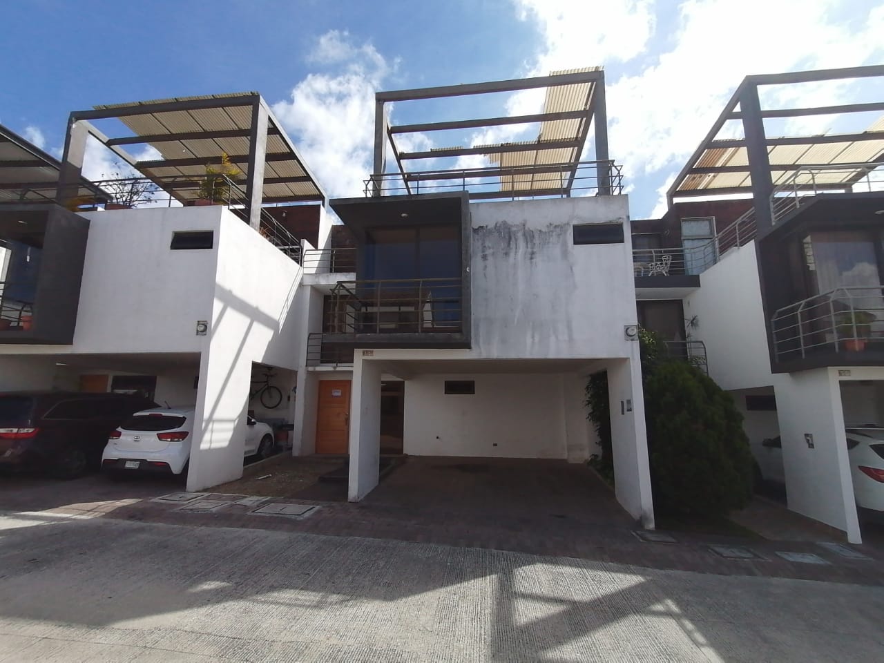 Venta de Casa o Casas, Terrenos, Propiedades, Apartamentos, Inmuebles en Guatemala, zona 11, zona 7, zona 2, zona 18, zona 16, Mixco, Carretera Al Salvador, Fraijanes, Santa Catarina Pinula, Antigua Guatemala, Villa Nueva, Villa Canales, San Miguel Petapa - Venta o Alquiler de Casas En Guatemala