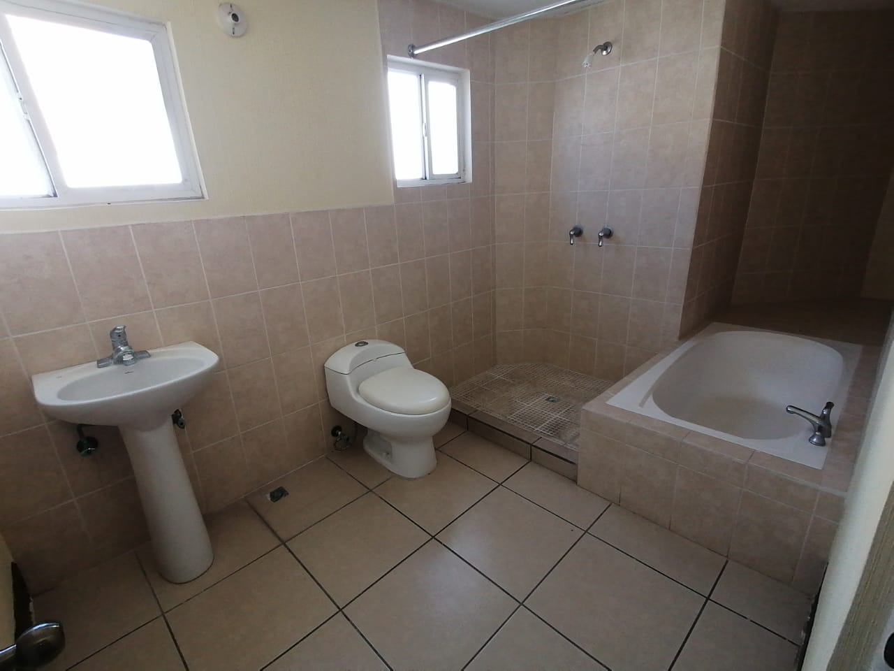 Venta de Casa o Casas, Terrenos, Propiedades, Apartamentos, Inmuebles en Guatemala, zona 11, zona 7, zona 2, zona 18, zona 16, Mixco, Carretera Al Salvador, Fraijanes, Santa Catarina Pinula, Antigua Guatemala, Villa Nueva, Villa Canales, San Miguel Petapa - Venta o Alquiler de Casas En Guatemala