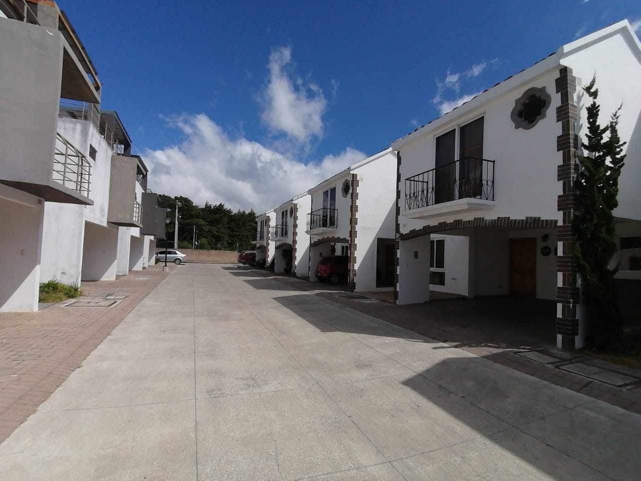 Venta de Casa o Casas, Terrenos, Propiedades, Apartamentos, Inmuebles en Guatemala, zona 11, zona 7, zona 2, zona 18, zona 16, Mixco, Carretera Al Salvador, Fraijanes, Santa Catarina Pinula, Antigua Guatemala, Villa Nueva, Villa Canales, San Miguel Petapa - Venta o Alquiler de Casas En Guatemala