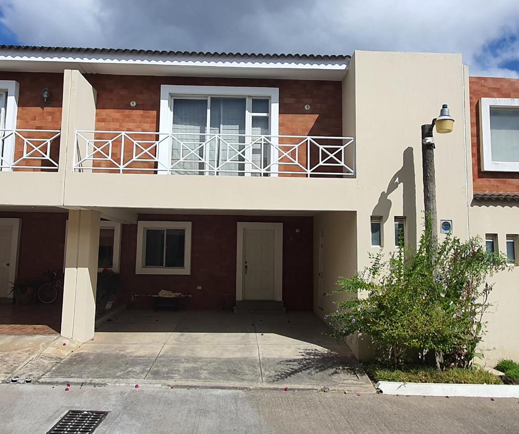 Venta de Casa o Casas, Terrenos, Propiedades, Apartamentos, Inmuebles en Guatemala, zona 11, zona 7, zona 2, zona 18, zona 16, Mixco, Carretera Al Salvador, Fraijanes, Santa Catarina Pinula, Antigua Guatemala, Villa Nueva, Villa Canales, San Miguel Petapa - Venta o Alquiler de Casas En Guatemala