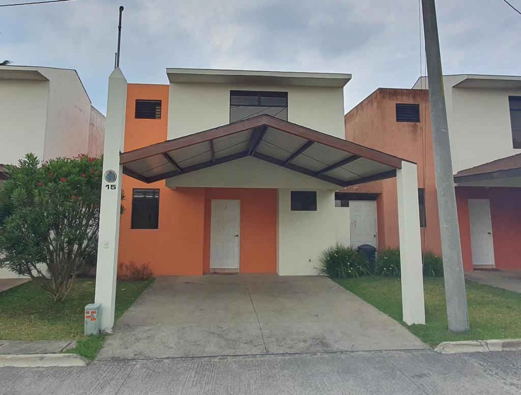 Venta de Casa o Casas, Terrenos, Propiedades, Apartamentos, Inmuebles en Guatemala, zona 11, zona 7, zona 2, zona 18, zona 16, Mixco, Carretera Al Salvador, Fraijanes, Santa Catarina Pinula, Antigua Guatemala, Villa Nueva, Villa Canales, San Miguel Petapa - Venta o Alquiler de Casas En Guatemala