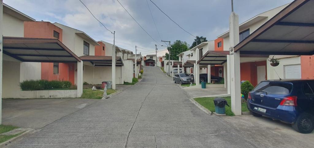 Venta de Casa o Casas, Terrenos, Propiedades, Apartamentos, Inmuebles en Guatemala, zona 11, zona 7, zona 2, zona 18, zona 16, Mixco, Carretera Al Salvador, Fraijanes, Santa Catarina Pinula, Antigua Guatemala, Villa Nueva, Villa Canales, San Miguel Petapa - Venta o Alquiler de Casas En Guatemala