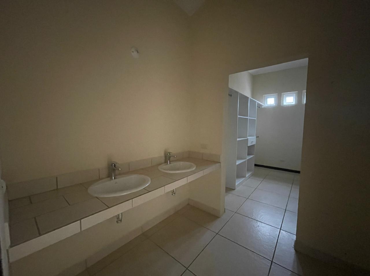 Venta de Casa o Casas, Terrenos, Propiedades, Apartamentos, Inmuebles en Guatemala, zona 11, zona 7, zona 2, zona 18, zona 16, Mixco, Carretera Al Salvador, Fraijanes, Santa Catarina Pinula, Antigua Guatemala, Villa Nueva, Villa Canales, San Miguel Petapa - Venta o Alquiler de Casas En Guatemala