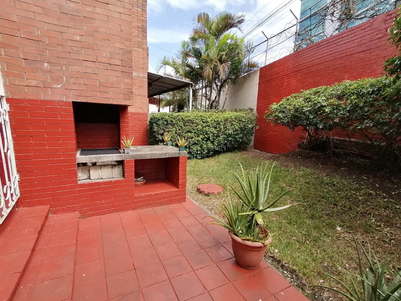 Venta de Casa o Casas, Terrenos, Propiedades, Apartamentos, Inmuebles en Guatemala, zona 11, zona 7, zona 2, zona 18, zona 16, Mixco, Carretera Al Salvador, Fraijanes, Santa Catarina Pinula, Antigua Guatemala, Villa Nueva, Villa Canales, San Miguel Petapa - Venta o Alquiler de Casas En Guatemala