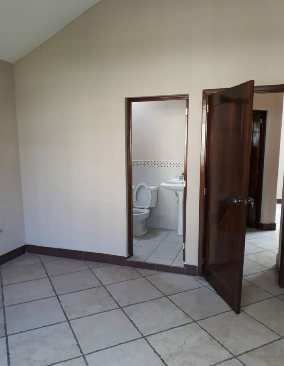 Venta de Casa o Casas, Terrenos, Propiedades, Apartamentos, Inmuebles en Guatemala, zona 11, zona 7, zona 2, zona 18, zona 16, Mixco, Carretera Al Salvador, Fraijanes, Santa Catarina Pinula, Antigua Guatemala, Villa Nueva, Villa Canales, San Miguel Petapa - Venta o Alquiler de Casas En Guatemala