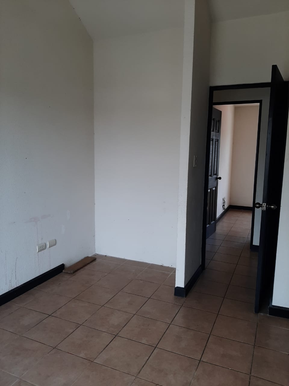 Venta de Casa o Casas, Terrenos, Propiedades, Apartamentos, Inmuebles en Guatemala, zona 11, zona 7, zona 2, zona 18, zona 16, Mixco, Carretera Al Salvador, Fraijanes, Santa Catarina Pinula, Antigua Guatemala, Villa Nueva, Villa Canales, San Miguel Petapa - Venta o Alquiler de Casas En Guatemala