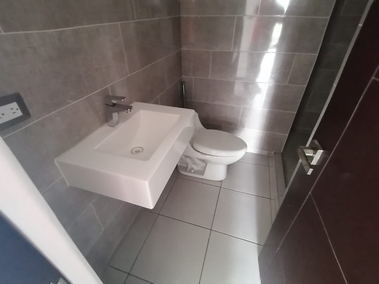 Venta de Casa o Casas, Terrenos, Propiedades, Apartamentos, Inmuebles en Guatemala, zona 11, zona 7, zona 2, zona 18, zona 16, Mixco, Carretera Al Salvador, Fraijanes, Santa Catarina Pinula, Antigua Guatemala, Villa Nueva, Villa Canales, San Miguel Petapa - Venta o Alquiler de Casas En Guatemala