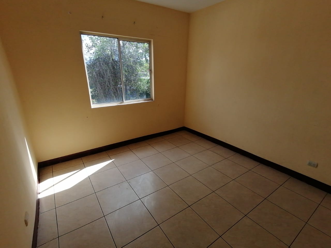 Venta de Casa o Casas, Terrenos, Propiedades, Apartamentos, Inmuebles en Guatemala, zona 11, zona 7, zona 2, zona 18, zona 16, Mixco, Carretera Al Salvador, Fraijanes, Santa Catarina Pinula, Antigua Guatemala, Villa Nueva, Villa Canales, San Miguel Petapa - Venta o Alquiler de Casas En Guatemala