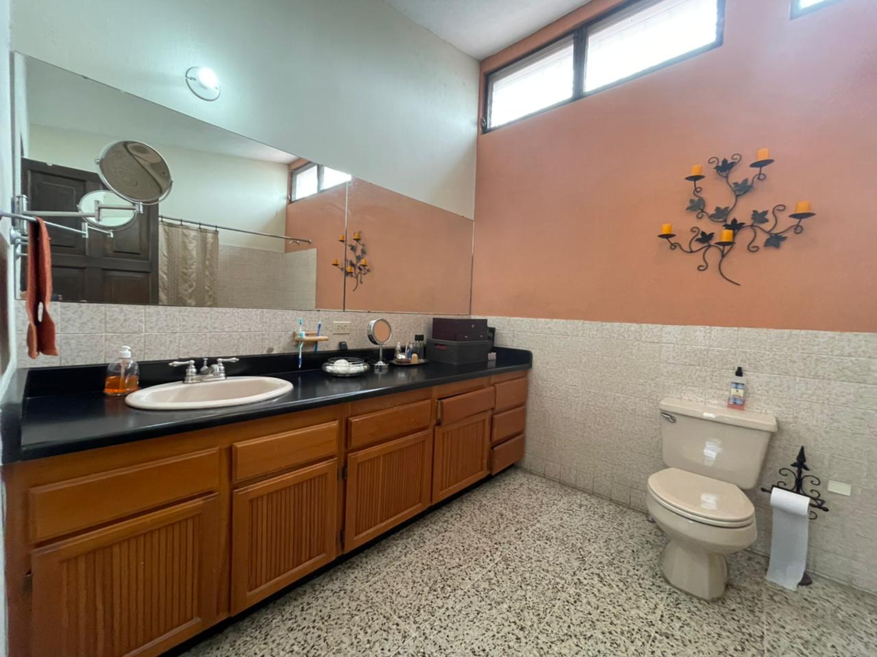 Venta de Casa o Casas, Terrenos, Propiedades, Apartamentos, Inmuebles en Guatemala, zona 11, zona 7, zona 2, zona 18, zona 16, Mixco, Carretera Al Salvador, Fraijanes, Santa Catarina Pinula, Antigua Guatemala, Villa Nueva, Villa Canales, San Miguel Petapa - Venta o Alquiler de Casas En Guatemala