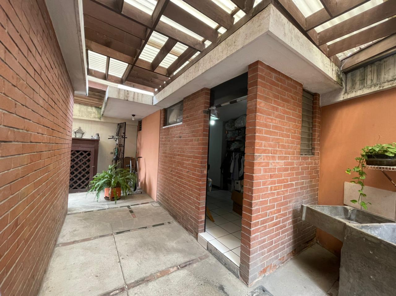 Venta de Casa o Casas, Terrenos, Propiedades, Apartamentos, Inmuebles en Guatemala, zona 11, zona 7, zona 2, zona 18, zona 16, Mixco, Carretera Al Salvador, Fraijanes, Santa Catarina Pinula, Antigua Guatemala, Villa Nueva, Villa Canales, San Miguel Petapa - Venta o Alquiler de Casas En Guatemala