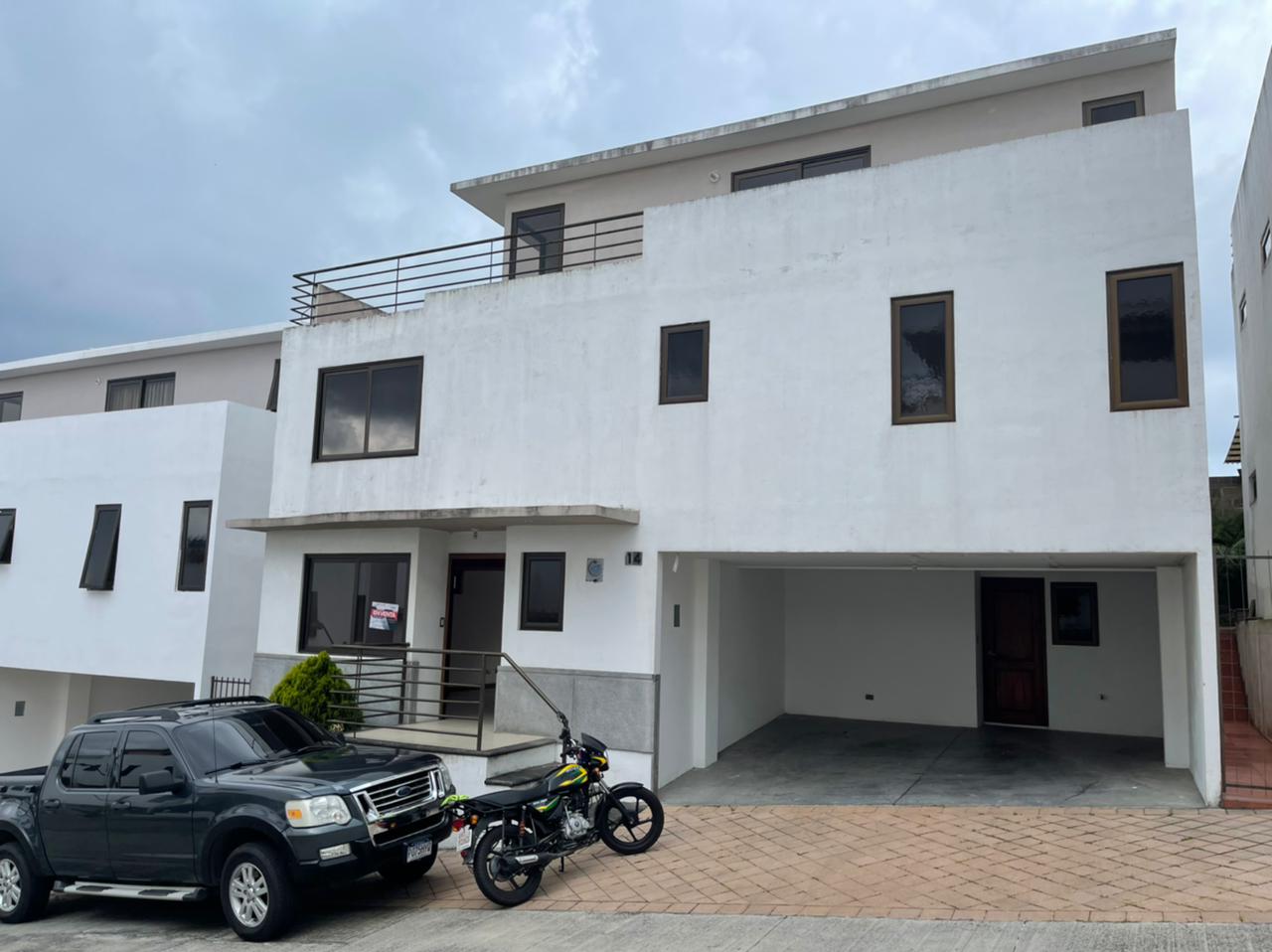 Venta de Casa o Casas, Terrenos, Propiedades, Apartamentos, Inmuebles en Guatemala, zona 11, zona 7, zona 2, zona 18, zona 16, Mixco, Carretera Al Salvador, Fraijanes, Santa Catarina Pinula, Antigua Guatemala, Villa Nueva, Villa Canales, San Miguel Petapa - Venta o Alquiler de Casas En Guatemala