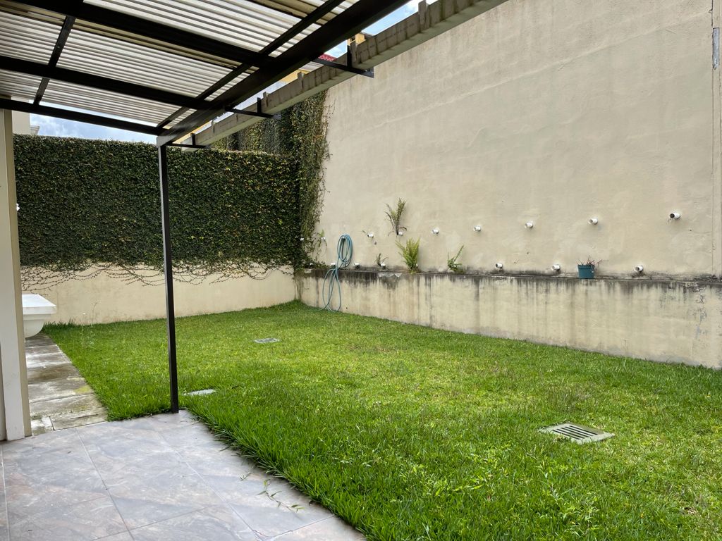 Venta de Casa o Casas, Terrenos, Propiedades, Apartamentos, Inmuebles en Guatemala, zona 11, zona 7, zona 2, zona 18, zona 16, Mixco, Carretera Al Salvador, Fraijanes, Santa Catarina Pinula, Antigua Guatemala, Villa Nueva, Villa Canales, San Miguel Petapa - Venta o Alquiler de Casas En Guatemala