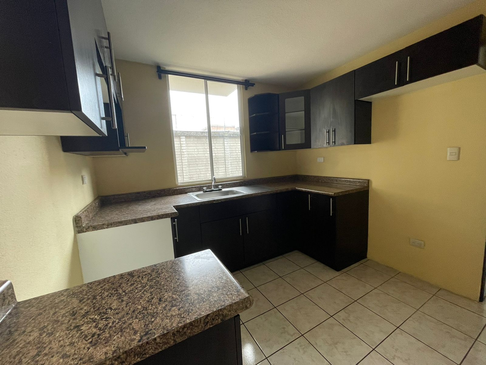 Venta de Casa o Casas, Terrenos, Propiedades, Apartamentos, Inmuebles en Guatemala, zona 11, zona 7, zona 2, zona 18, zona 16, Mixco, Carretera Al Salvador, Fraijanes, Santa Catarina Pinula, Antigua Guatemala, Villa Nueva, Villa Canales, San Miguel Petapa - Venta o Alquiler de Casas En Guatemala