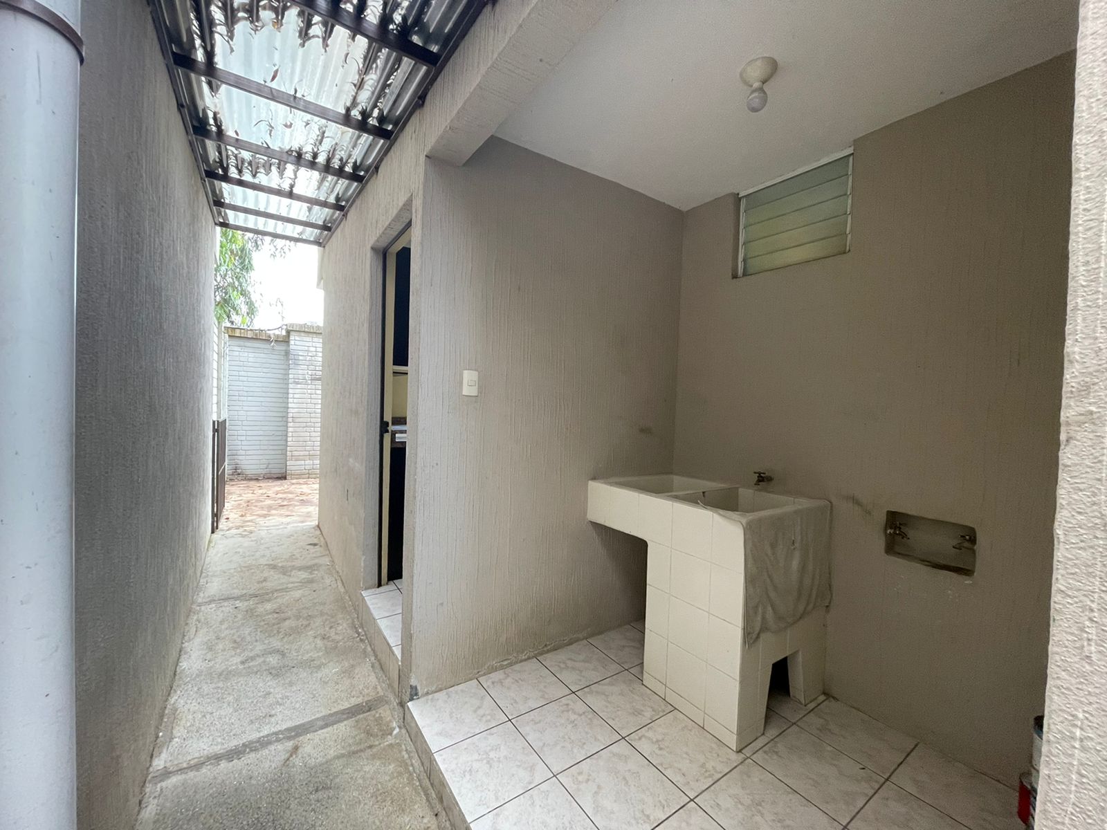 Venta de Casa o Casas, Terrenos, Propiedades, Apartamentos, Inmuebles en Guatemala, zona 11, zona 7, zona 2, zona 18, zona 16, Mixco, Carretera Al Salvador, Fraijanes, Santa Catarina Pinula, Antigua Guatemala, Villa Nueva, Villa Canales, San Miguel Petapa - Venta o Alquiler de Casas En Guatemala