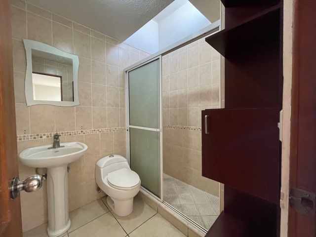 Venta de Casa o Casas, Terrenos, Propiedades, Apartamentos, Inmuebles en Guatemala, zona 11, zona 7, zona 2, zona 18, zona 16, Mixco, Carretera Al Salvador, Fraijanes, Santa Catarina Pinula, Antigua Guatemala, Villa Nueva, Villa Canales, San Miguel Petapa - Venta o Alquiler de Casas En Guatemala