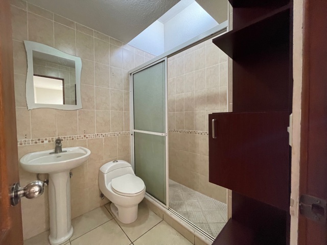 Venta de Casa o Casas, Terrenos, Propiedades, Apartamentos, Inmuebles en Guatemala, zona 11, zona 7, zona 2, zona 18, zona 16, Mixco, Carretera Al Salvador, Fraijanes, Santa Catarina Pinula, Antigua Guatemala, Villa Nueva, Villa Canales, San Miguel Petapa - Venta o Alquiler de Casas En Guatemala