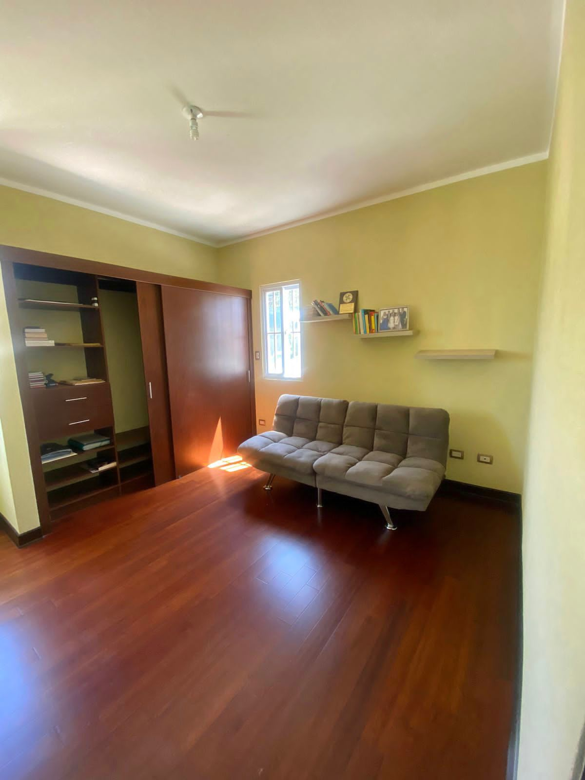 Venta de Casa o Casas, Terrenos, Propiedades, Apartamentos, Inmuebles en Guatemala, zona 11, zona 7, zona 2, zona 18, zona 16, Mixco, Carretera Al Salvador, Fraijanes, Santa Catarina Pinula, Antigua Guatemala, Villa Nueva, Villa Canales, San Miguel Petapa - Venta o Alquiler de Casas En Guatemala