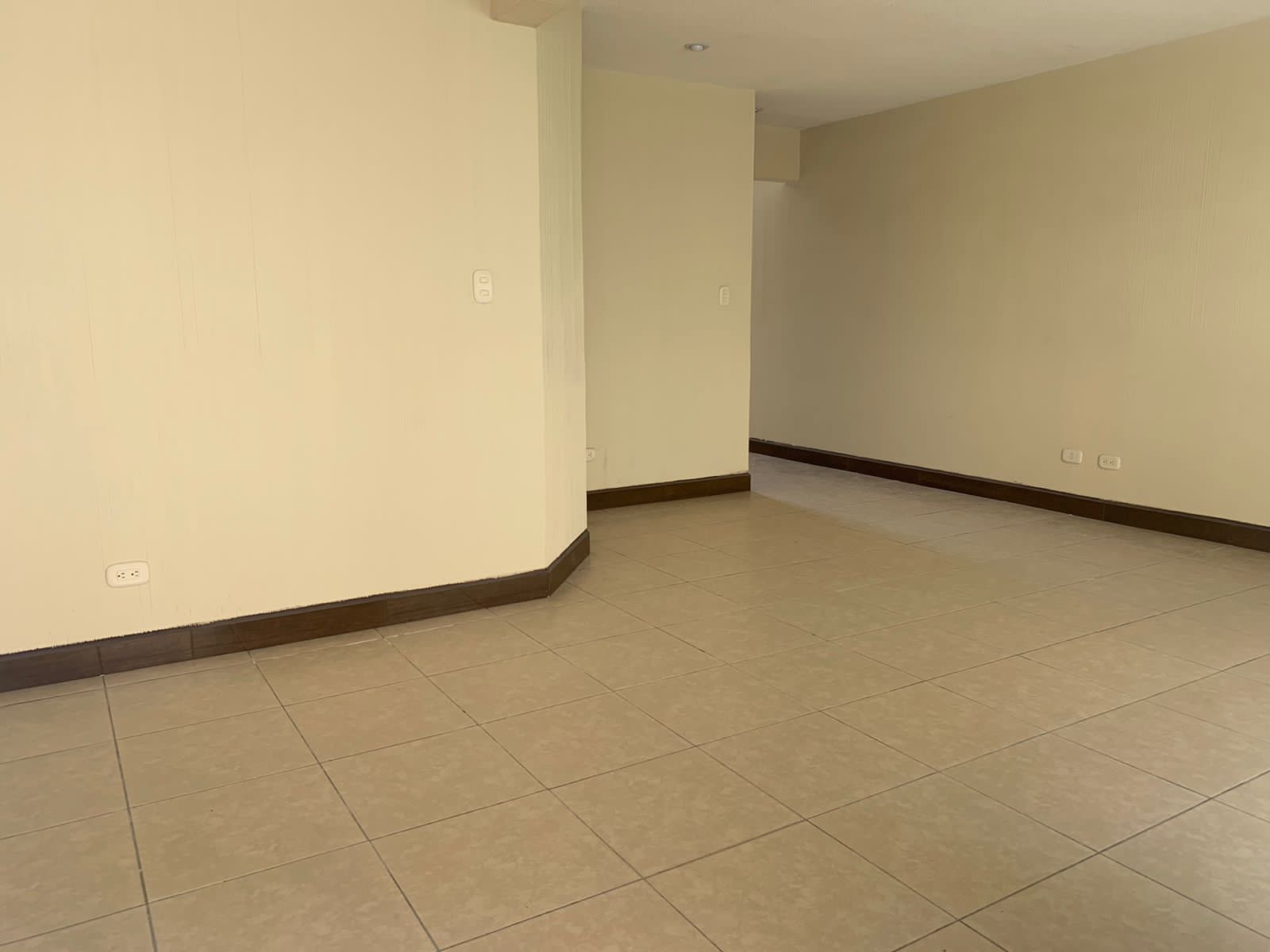 Venta de Casa o Casas, Terrenos, Propiedades, Apartamentos, Inmuebles en Guatemala, zona 11, zona 7, zona 2, zona 18, zona 16, Mixco, Carretera Al Salvador, Fraijanes, Santa Catarina Pinula, Antigua Guatemala, Villa Nueva, Villa Canales, San Miguel Petapa - Venta o Alquiler de Casas En Guatemala