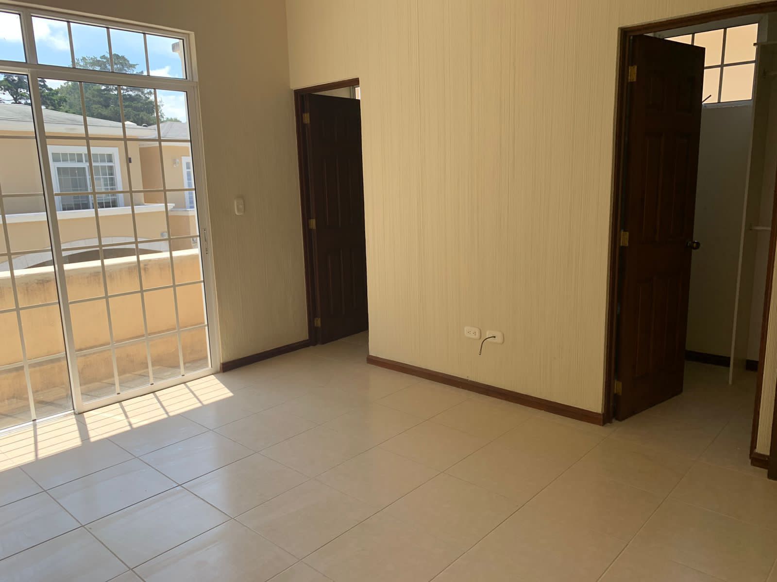 Venta de Casa o Casas, Terrenos, Propiedades, Apartamentos, Inmuebles en Guatemala, zona 11, zona 7, zona 2, zona 18, zona 16, Mixco, Carretera Al Salvador, Fraijanes, Santa Catarina Pinula, Antigua Guatemala, Villa Nueva, Villa Canales, San Miguel Petapa - Venta o Alquiler de Casas En Guatemala