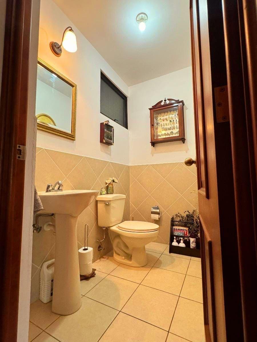 Venta de Casa o Casas, Terrenos, Propiedades, Apartamentos, Inmuebles en Guatemala, zona 11, zona 7, zona 2, zona 18, zona 16, Mixco, Carretera Al Salvador, Fraijanes, Santa Catarina Pinula, Antigua Guatemala, Villa Nueva, Villa Canales, San Miguel Petapa - Venta o Alquiler de Casas En Guatemala