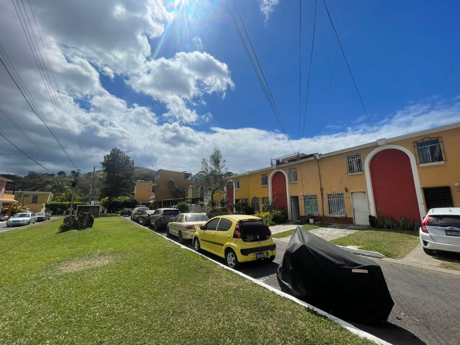 Venta de Casa o Casas, Terrenos, Propiedades, Apartamentos, Inmuebles en Guatemala, zona 11, zona 7, zona 2, zona 18, zona 16, Mixco, Carretera Al Salvador, Fraijanes, Santa Catarina Pinula, Antigua Guatemala, Villa Nueva, Villa Canales, San Miguel Petapa - Venta o Alquiler de Casas En Guatemala